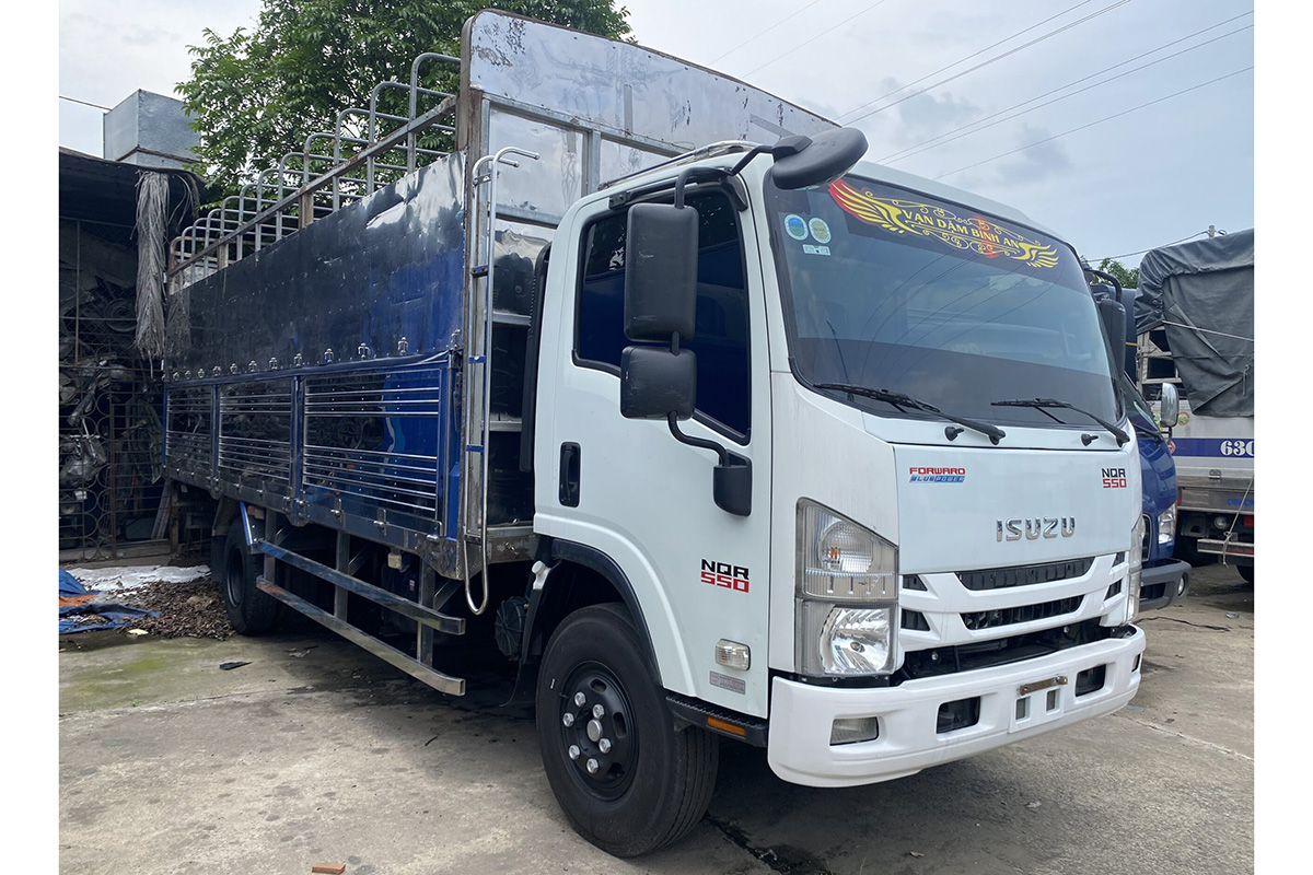 Xe tải cũ Isuzu NQR 550 tải trọng 5T5 thùng dài 6m2
